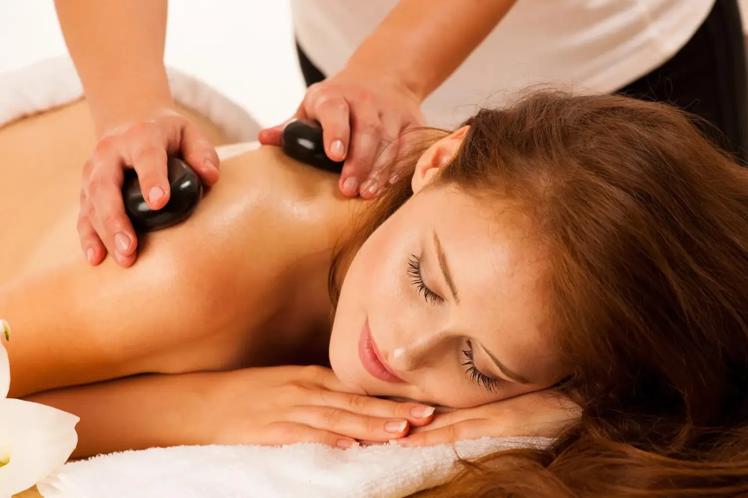 Körperpflege. Spa-Massage. Frau genießt Massage im Spa-Salon.