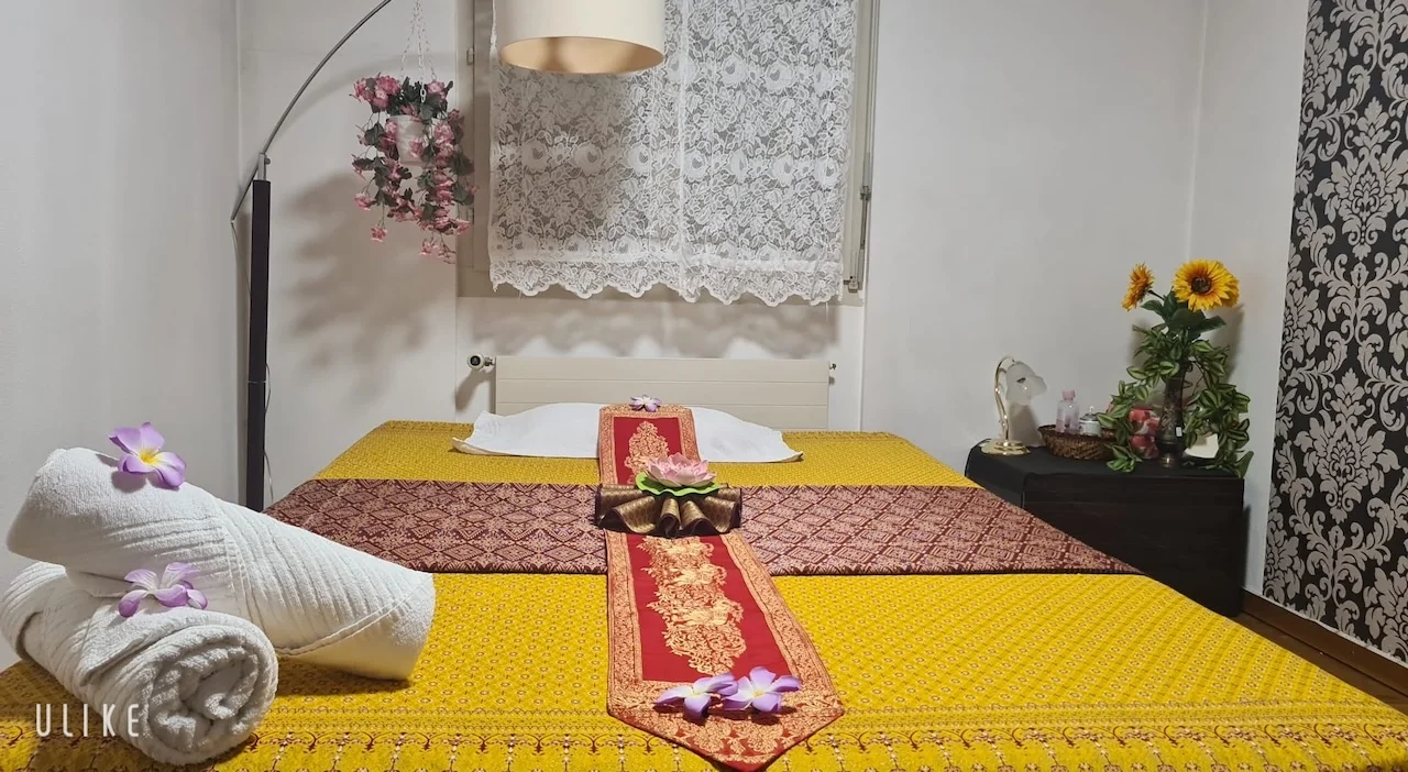 Kosmetikset für die Körperpflege auf dem Tisch.