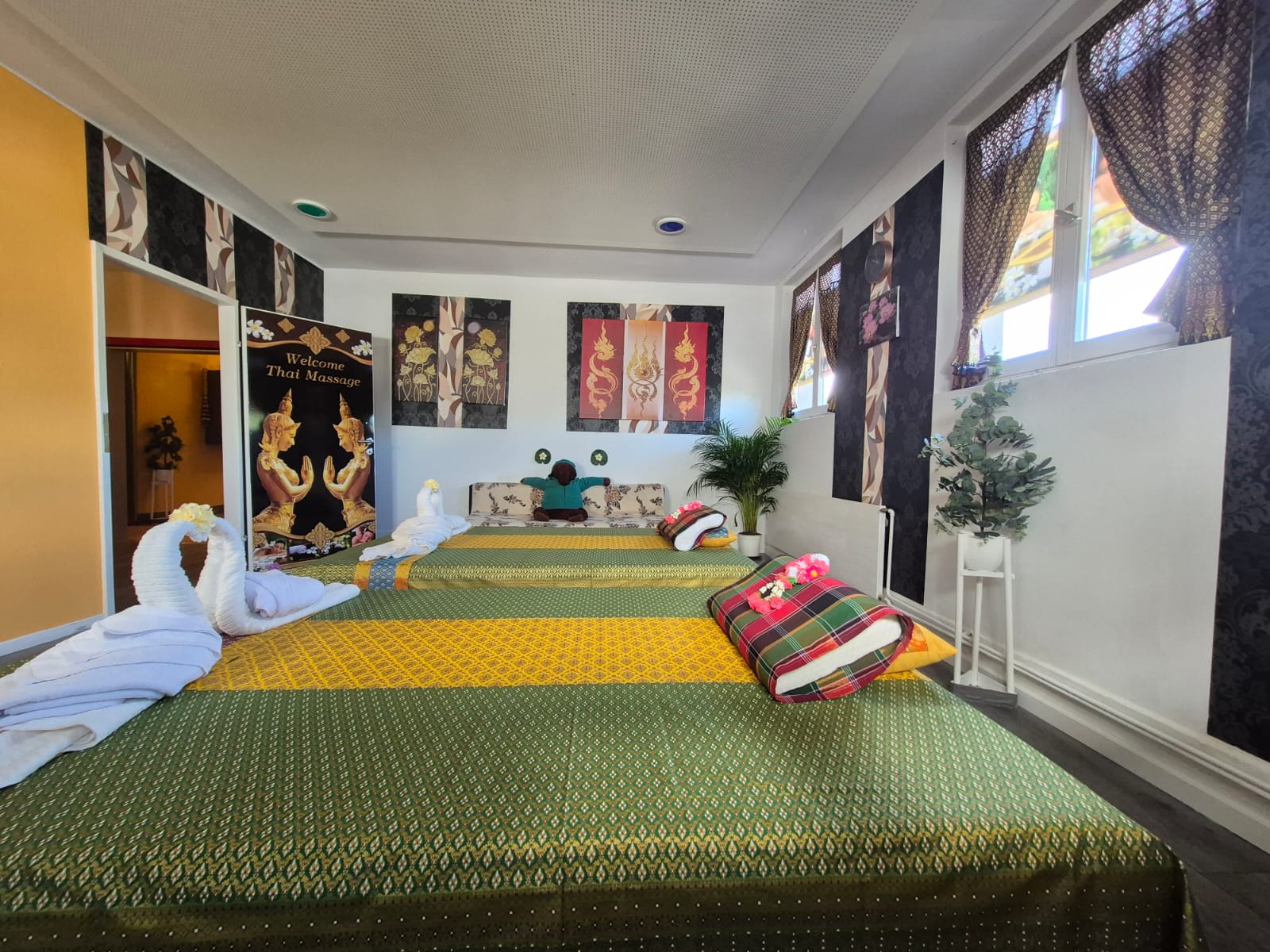 Massagehandtuch von Nahtshalee Thai Bolt Frau bei einer Hot-Stone-Massage im Spa-Salon  Massagehandtuch von Nahtshalee Thai Bolt Woman receiving a hot stone massage at a spa  Massage towel by Nahtshalee Thai Bolt Frau genießt eine Hot-Stone-Massage im Spa-Salon  Massagehandtuch von Nahtshalee Thai Bolt Woman enjoying a hot stone massage at a spa  Massage towel by Nahtshalee Thai Bolt